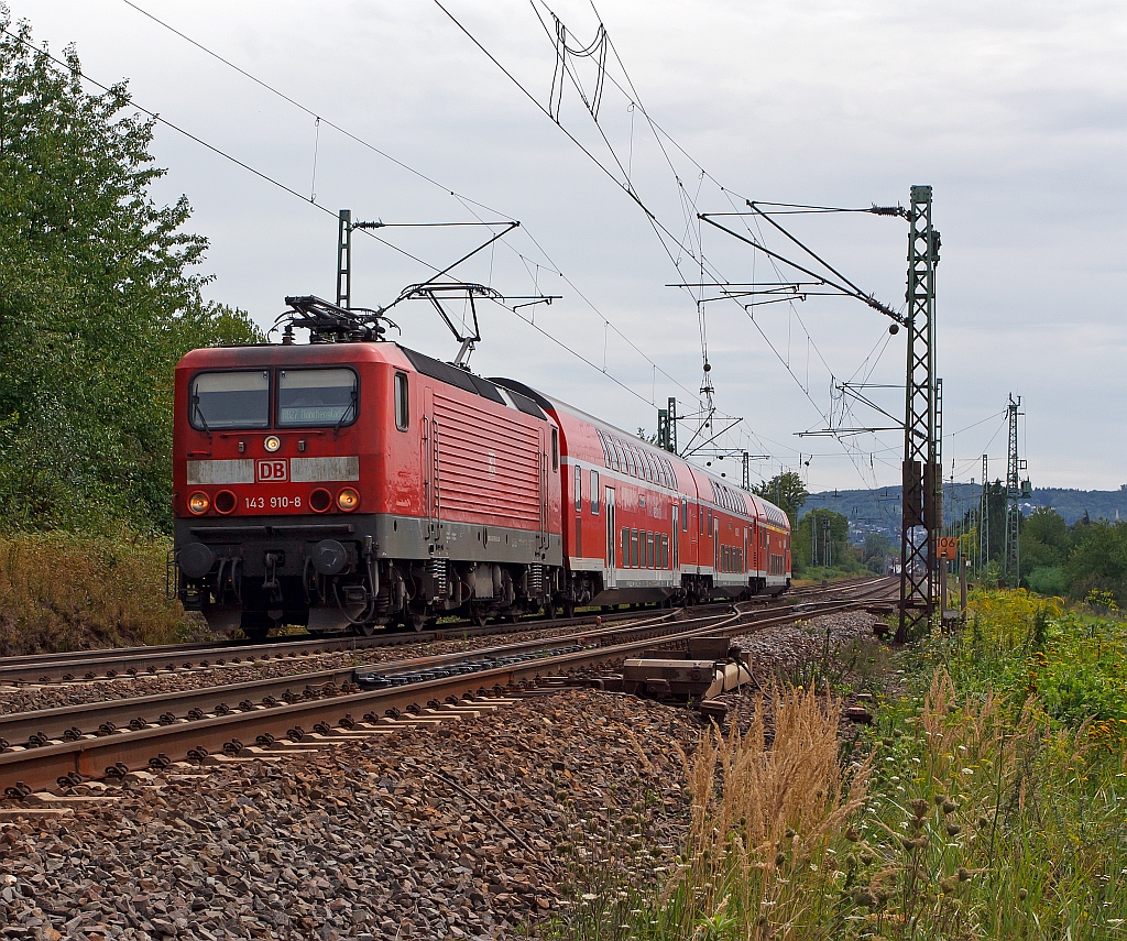 143 910-8 mit RB 27 (Rhein-Erft-Bahn), am 11.08.2011 fhrt Richtung Kln und Mnchengladbach, hier kurz nach dem Bahnhof Unkel.