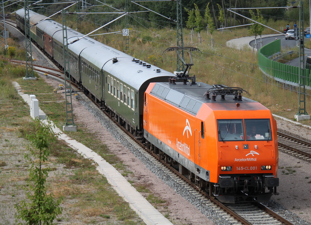 145-CL-001 mit Sonderzug von Cottbus nach Warnemnde bei der Durchfahrt in Warnemnde Werft.10.08.2013