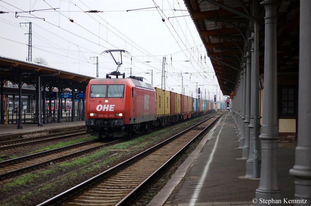 145-CL 013 (145 091-5) ex HGK 2003 ist jetzt wieder bei der OHE zu Hause und f�hrt mit einem Containerzug durch den Bahnhof Stendal. 20.11.2010