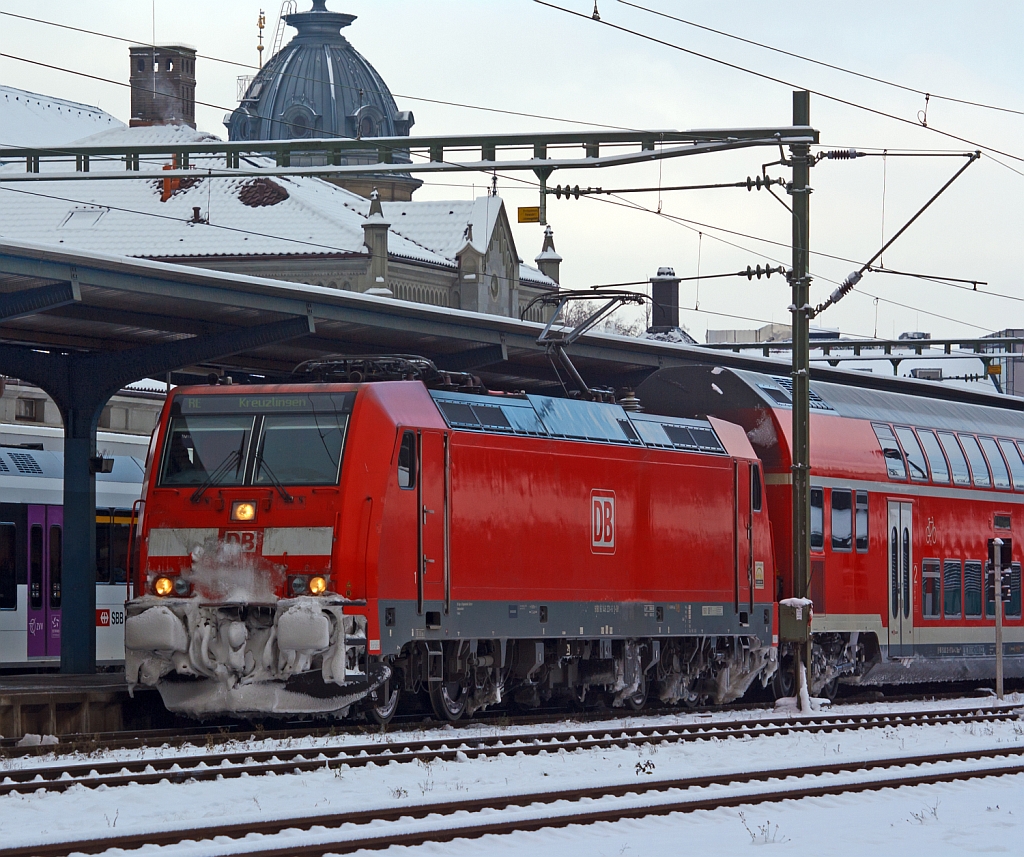 146 231-6 mit RE 5311 (Karlsruhe Hbf - St Georgen - Singen - Kontanz - Kreuzlingen (CH)) beim Halt im Bahnhof Konstanz am 08.12.2012.
Die BR 146.2 ist eine Bombardier TRAXX P160 AC2