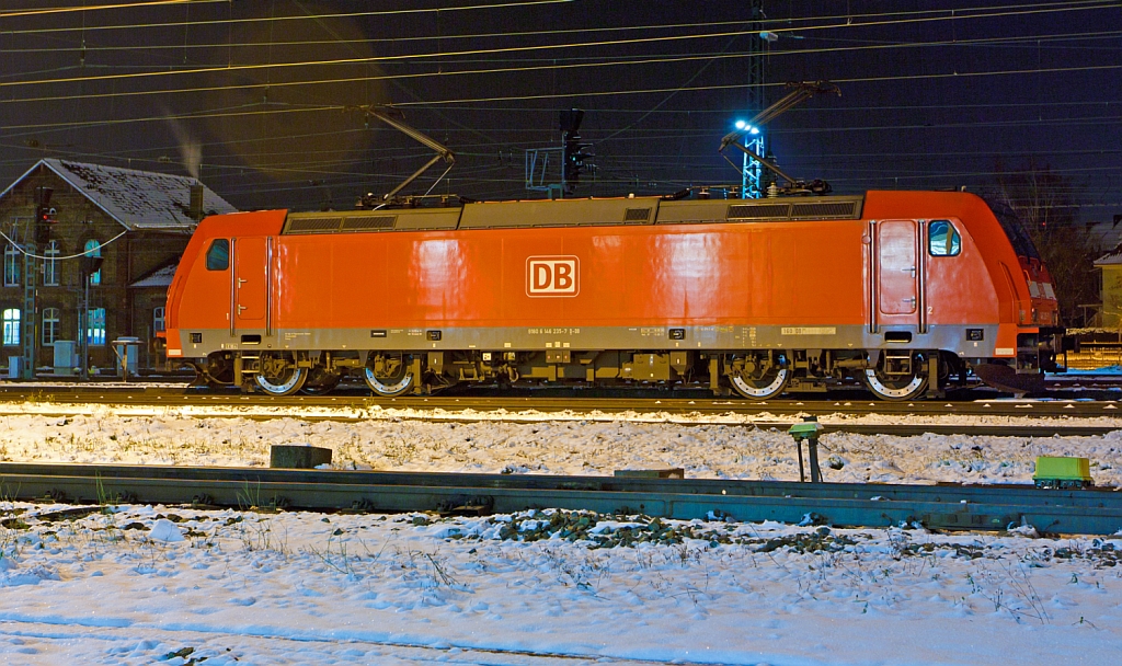 146 235-7 (eine Bombardier TRAXX P160 AC2) abgestellt am Abend des 08.12.2012 beim Bahnhof Offenburg. 
Auf Grund der Witterung ist sie doppeltaugebgelt abgestellt.