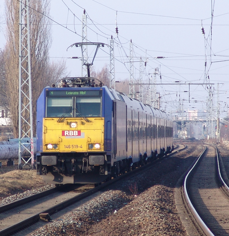 146 519-4 mit InterConnex68904 von Warnemnde Richtung Leipzig Hbf bei der Durchfahrt am S-Bahnhof Rostock-Holbeinplatz.(22.02.2011)