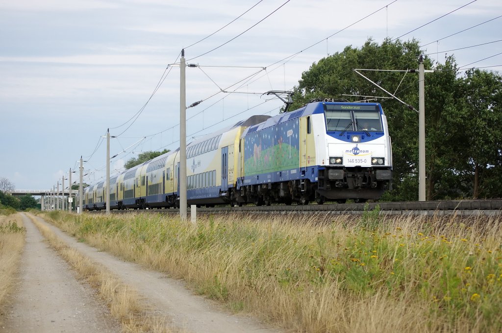 146 535-0  Rizzi Lok  zieht den ersten metronom Sonderzug Berlin 2010 mit vielen Berlin Besucher wieder in die Heimat zurck. Zwischen Growudicke und Rathenow. 07.08.2010