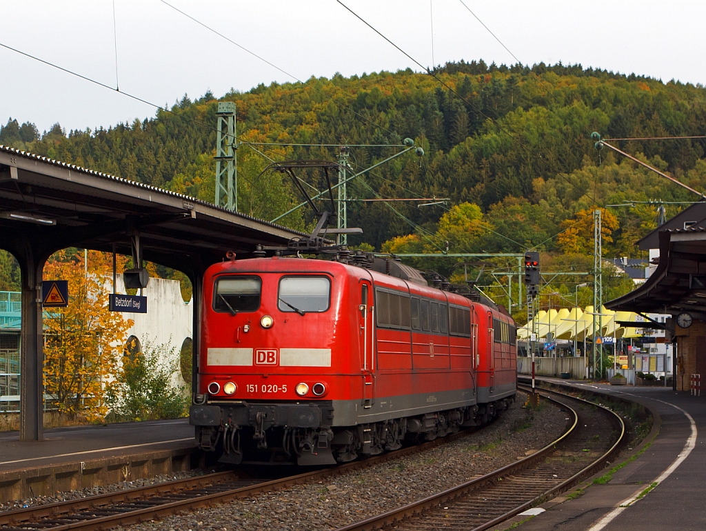 151 020-5 und 151 043-7 der DB Schenker Rail ziehen einen leeren Kohlenzug (Offene Schttgutwagen mit schlagartiger Schwerkraftentladung, der Gattung Falns) am 13.10.2012 durch den Bahnhof Betzdorf / Sieg in Richtung Kln.