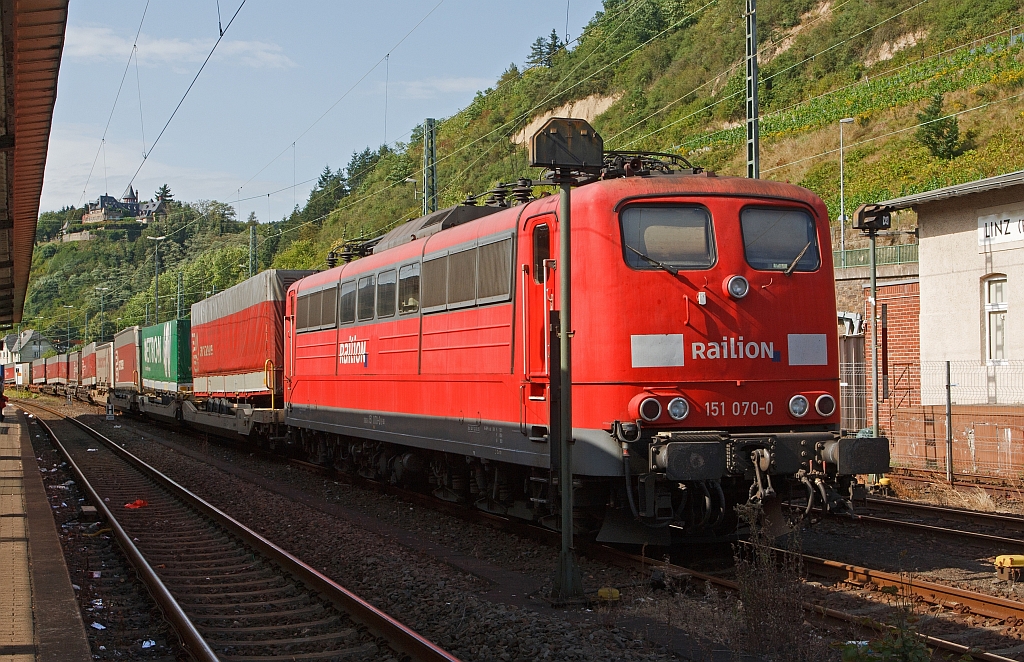 151 070-0 mit Kombiverkehr-Zug ist am 21.08.2011 im Bahnhof Linz/Rhein  abgestellt.