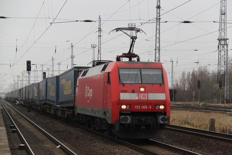 152 006-3 mit LKW-Walter von Rostock-Seehafen nach Hamburg-Billwerder bei der Ausfahrt im Bahnhof Rostock-Seehafen.12.12.2011