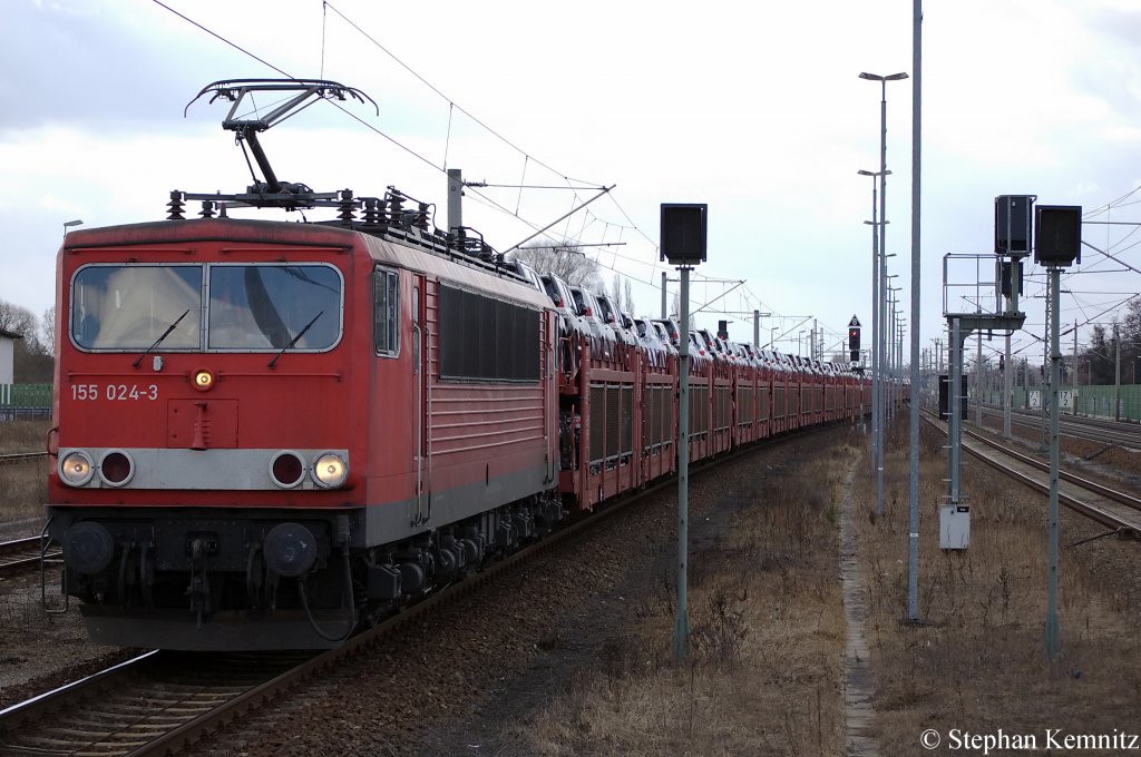 155 024-3 mit dem Toyota Autotransportzug in Rathenow in Richtung Wustermark unterwegs. 11.03.2011