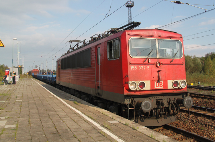 155 037-5 bei der Ausfahrt im Bahnhof Rostock-Seehafen.11.09.2011