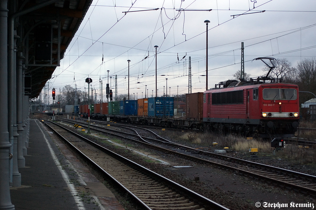 155 060-7 mit einem Containerzug in Stendal. Netten Gru an den Tf! 20.01.2012