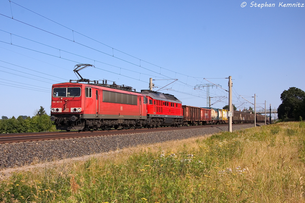 155 097-9 DB Schenker Rail Deutschland AG mit der Wagenlok 232 209-7 und einem gemischtem Gterzug in Vietznitz und fuhr in Richtung Wittenberge weiter. 23.07.2013