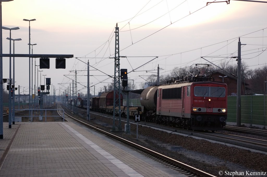 155 108-4 mit gemischten G�terzug in Rathenow in Richtung Wustermark unterwegs. 13.03.2011