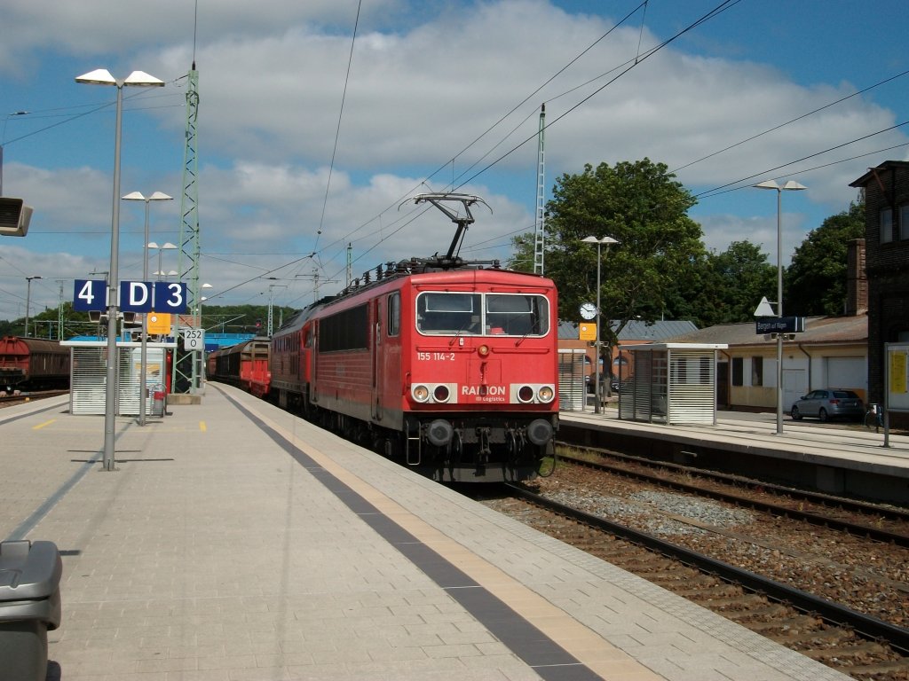 155 114 und eine Ludmila im Schlepp mit den Nachmittag Gz Mukran-Seddin am 26.Juni 2010 bei der Durchfahrt durch Bergen/R�gen. 