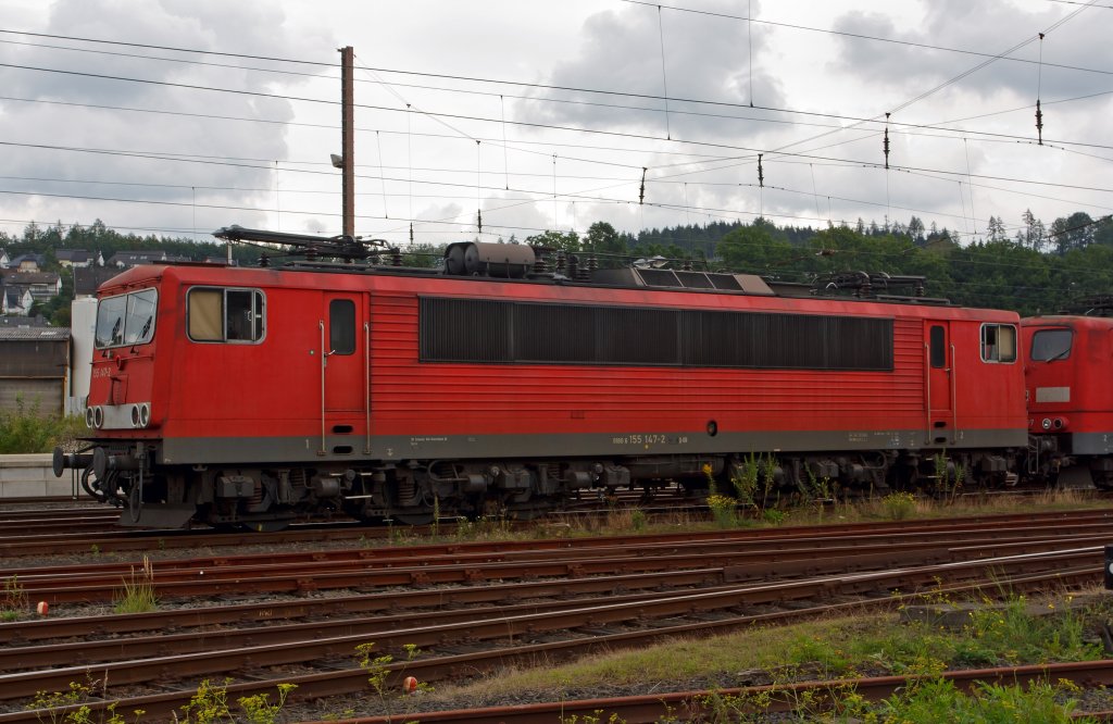 155 147-2 der DB Schenker Rail Deutschland AG abgestellt in Kreuztal am 16.08.2011. 
Diese Loks der ehem. DR BR 250 wurde in den 70er-Jahre, auf Grund der gestiegenen Leistungsanforderungen der Zugfrderung im Gterverkehr produziert, da die E11 und E41 den Anforderungen nicht mehr gerecht wurden. 
Die Lokomotiven werden heute im gesamten Schienennetz der DB eingesetzt und sind praktisch vor jeder Art von Gterzgen anzutreffen.
In den letzten Jahren gab es wiederholt Probleme mit den 3-achigen Drehgestellen der Loks, so dass die Hchstgeschwindigkeit zeitweise auf 80 km/h heruntergesetzt werden musste. Auerdem wurden bereits zahlreiche Maschinen wegen diverser Schden und zur Gewinnung von Ersatzteilen ausgemustert. Hin und wieder wurde auch eine komplette Ausmusterung der Baureihe 155, die inzwischen zu den lteren Triebfahrzeugen der Deutschen Bahn gehrt, in Erwgung gezogen. Seit Sommer 2006 werden jedoch auf Grund von Kapazittsmangel wieder Loks der BR 155 im AW Dessau einer Hauptuntersuchung unterzogen. 
Von einer Abstellung der gesamten Baureihe wird derzeit abgesehen.