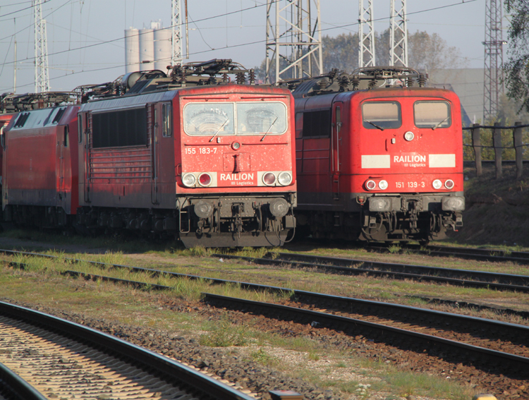 155 183-7+151 139-2 abgestellt im Kombiwerk Rostock-Seehafen.02.10.2011