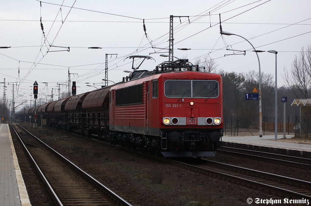 155 261-1 mit einem Getreidezug in Priort. Ziel des Zuges k�nnte Wismar oder Rostock sein. 27.01.2012