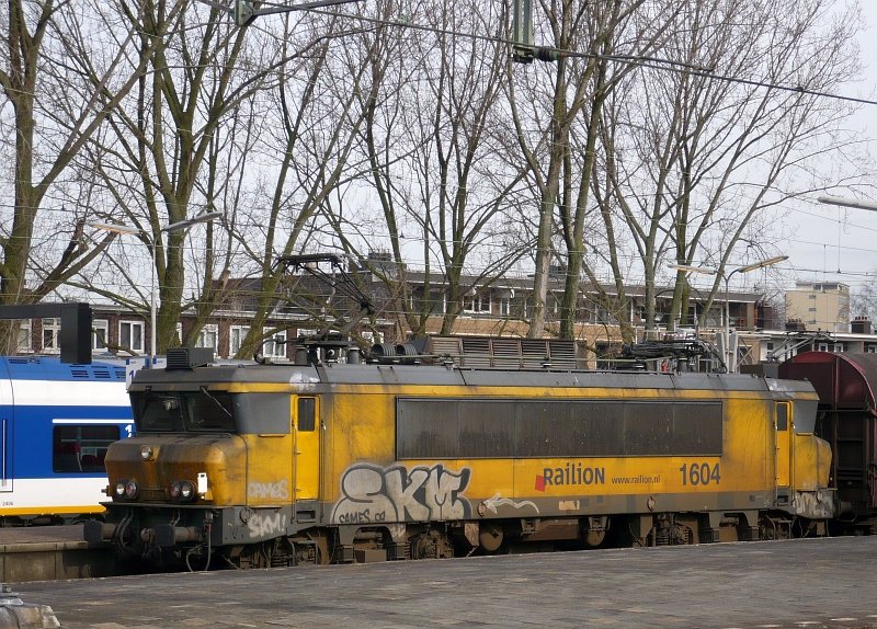 1604 mit G�terzug durch Rotterdam CS 24-02-2010.