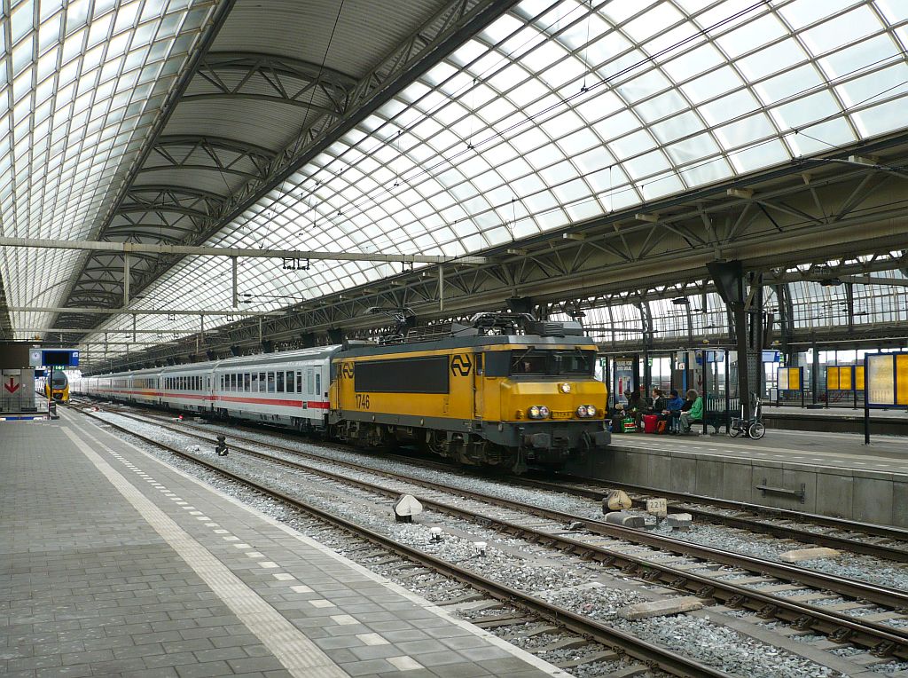 1746 mit IC 145 nach Berlin Gleis 10 Amsterdam Centraal Station 17-04-2013.

1746 met trein IC 145 naar Berlijn spoor 10 Amsterdam Centraal Station 17-04-2013.