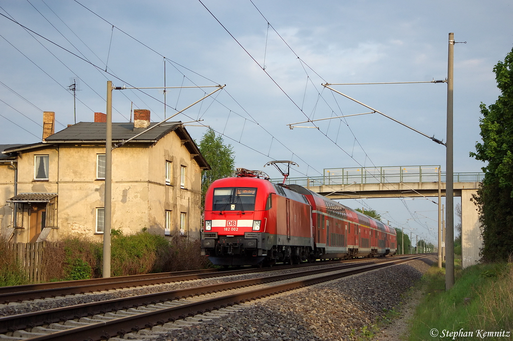 182 002 mit dem RE2 (RE 37416) von Cottbus nach Wittenberge in Vietznitz. 08.05.2012