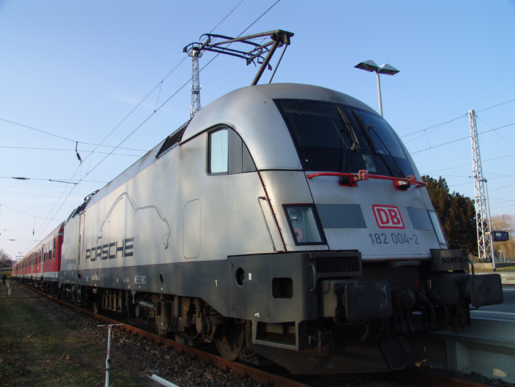 182 004-2 mit RE18591 von Warnemnde nach Berlin Hbf(tief)kurz nach der Ankunft im Bahnhof Warnemnde.(27.03.2011)