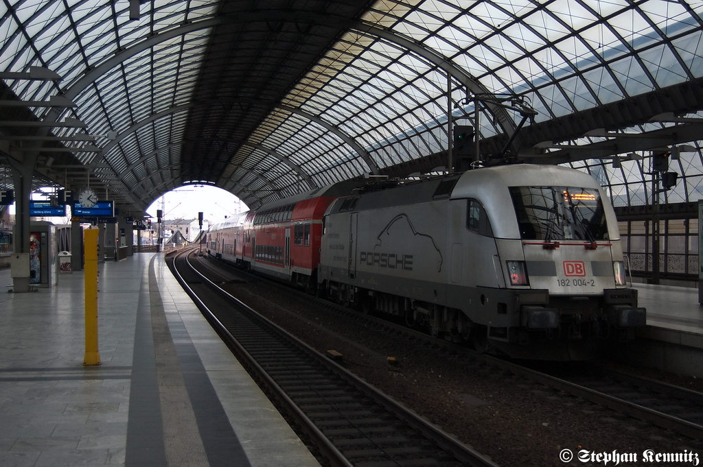 182 004-2  Porsche  mit dem RE2 (RE 37409) von Wittenberge nach Cottbus in Berlin-Spandau. 20.12.2011