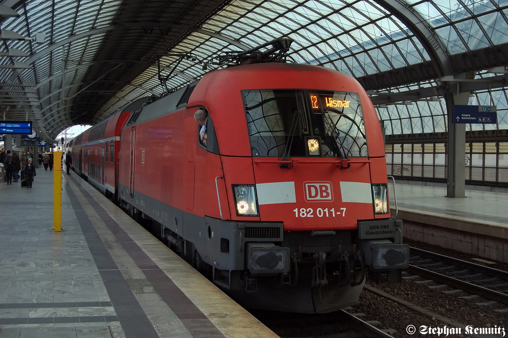 182 011-7 mit dem RE2 (RE 37380) von Cottbus nach Wismar in Berlin-Spandau. 20.12.2011