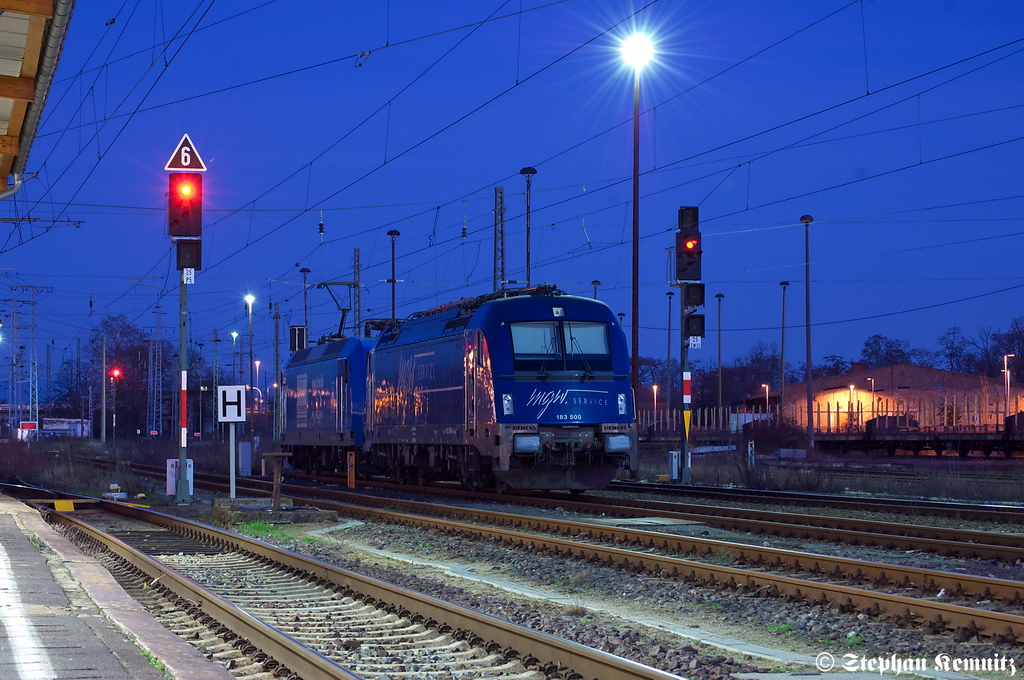 183 500 mgw Service GmbH & Co. KG seid Heute (06.01.2012) fr Raildox GmbH & Co. KG steht in Stendal abgestellt. Dahinter steht die 145 030-7 der PRESS. 06.01.2012 