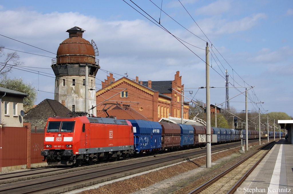185 007-2 mit PKP-Cargo Falns die mit Steinkohl bef�llt sind in Rathenow in Richtung Stendal unterwegs. 08.04.2011