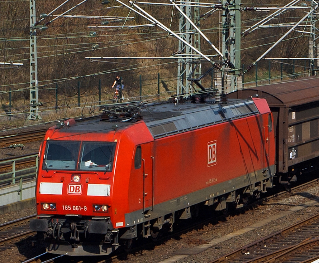 185 061-9 mit einem Gterzug fhrt in Richtung Kln, hier am 24.03.2012 kurz vor dem Hbf Siegen.