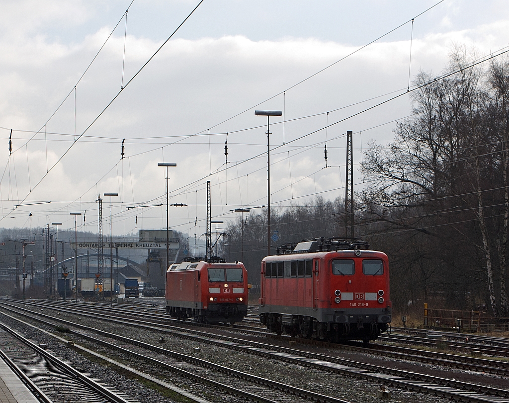 185 067-6 parkt gerade hinter der 140 218-9 ein, hier am 14.09.2011 in Kreuztal.