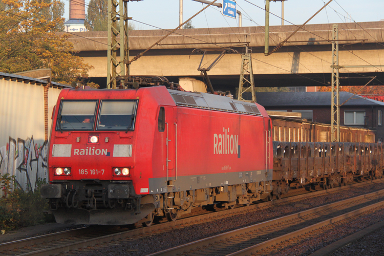 185 161-7 kam fotofreundlich durch Hamburg-Harburg gefahren.22.10.2011