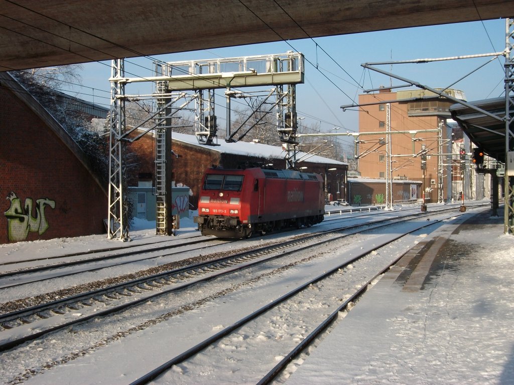 185 173 wartete am 18.Dezember 2010 an einem Ausfahrsignal in Hamburg Harburg.