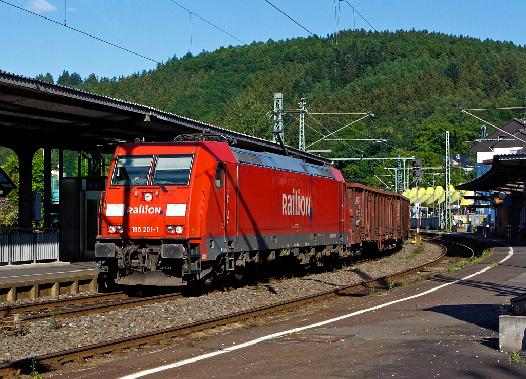 185 201-1 der DB Schenker Rail fhrt am 10.08.2012 mit einem gem. Gterzug durch Betzdorf (Sieg) in Richtung Kln. 
Leider mit starken Schattenwrfen. 
Einen freundlichen Gru an den Lokfhrer zurck.