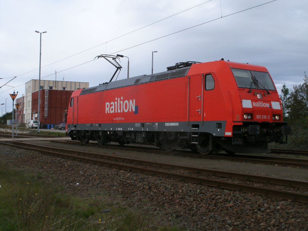 185 219 stand,am 08.Oktober 2011,in Mukran Startklar um den 45503 nach Seddin zu�bernehmen.