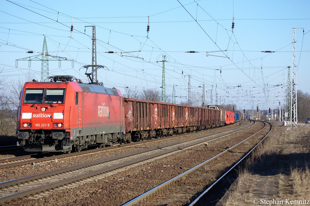 185 221-9 mit einem gemischten GZ in Saarmund. 08.03.2011