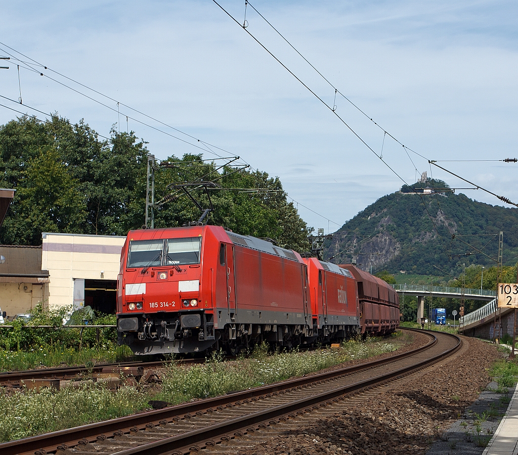 185 314-2 und 185 213-6 ziehen einen Erzzug am 11.08.2011, auf der rechten Rheinstrecke, bei Rheinbreitbach Richtung Sden. Im Hintergrund ist der Drachenfels.