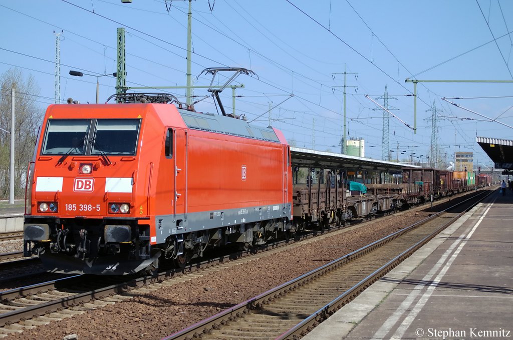 185 398-5 mit einem Messg�terzug in Berlin Sch�nefeld Flughafen und ist auf dem Weg nach Seddin. 09.04.2011