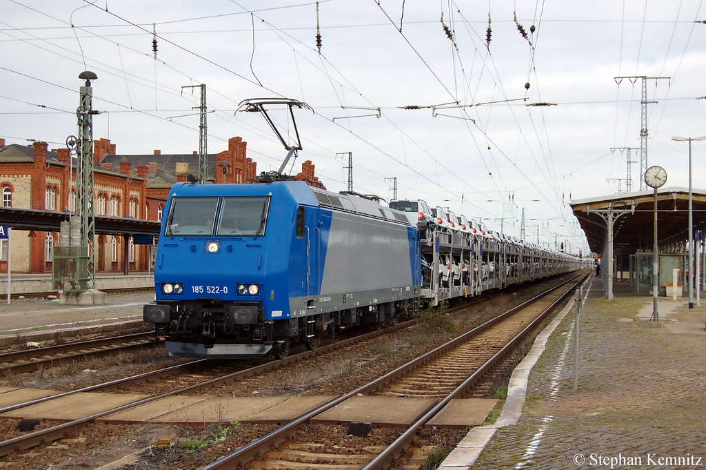 185 522-0 f�r ITL Eisenbahn GmbH mit einem Skoda Autotransportzug in Stendal. 09.10.2011