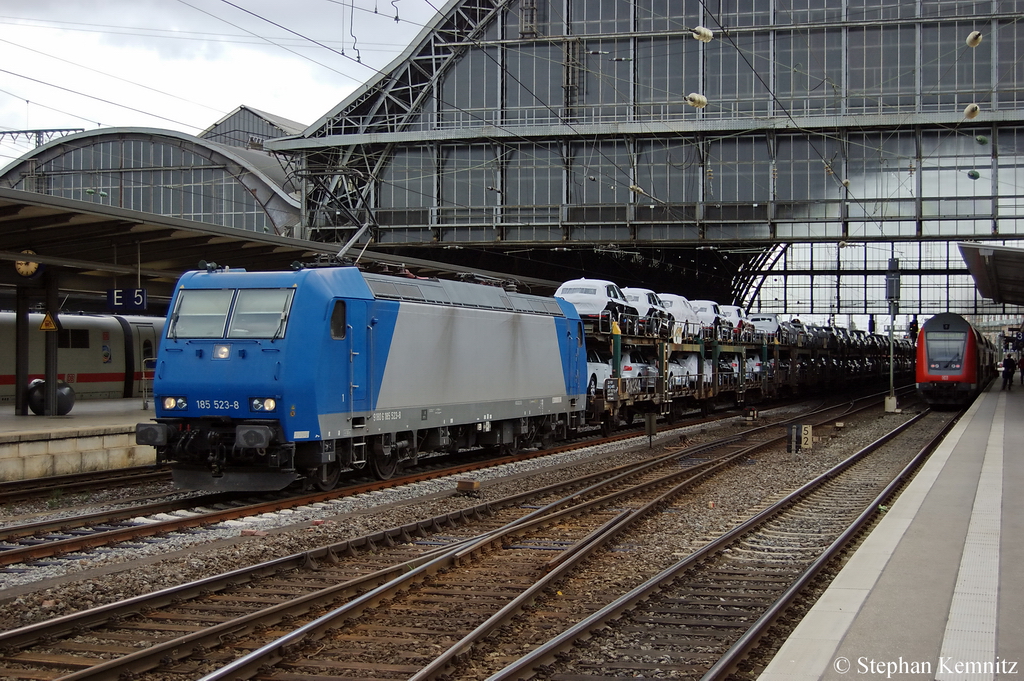 185 523-8 der HGK - H�fen und G�terverkehr K�ln AG mit einem Audi-Autotransportzug in Bremen. 13.09.2011
