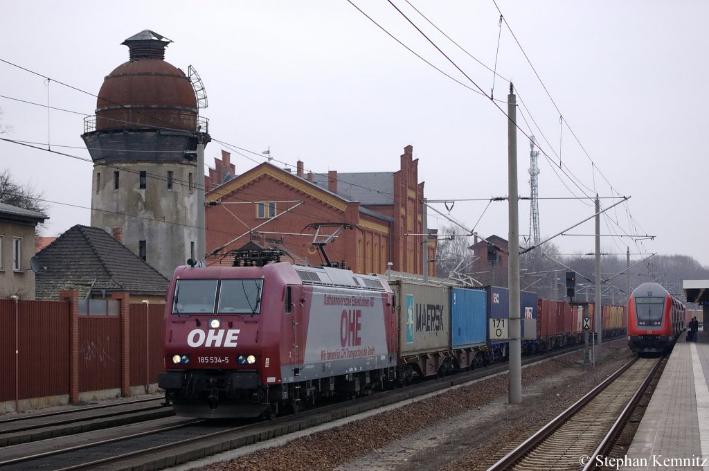 185 534-5 Alpha Trains in Dienst fr die OHE mit Containerzug in Rathenow in Richtung Stendal unterwegs. 16.03.2011