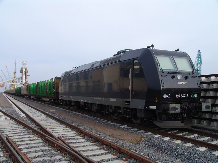 185 547-1 der Firma MRCE(Mitsui Rail Capital Europe)steht mit einem Holzzug von Seehafen Rostock Richtung Stendal-Niedergrne abgestellt im Seehafen Rostock.Aufgenommen am 17.02.07
