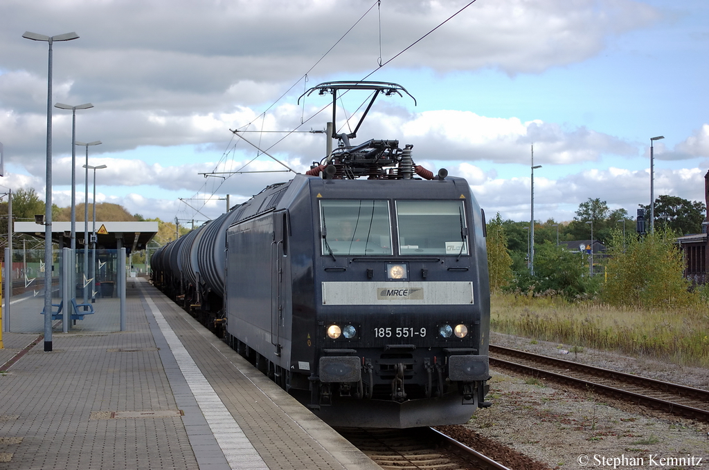 185 551-9 MRCE fr CFL cargo mit einem Benzin-Kesselzug in Rathenow. 14.10.2011