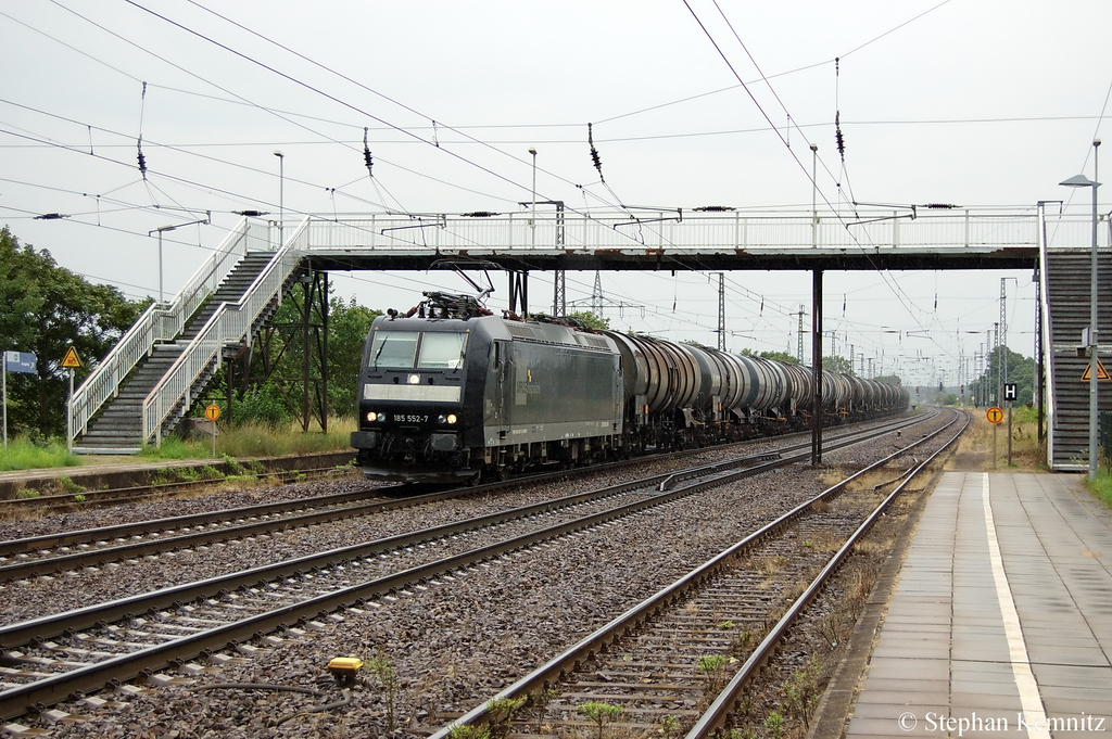 185 552-7 MRCE im Dienst fr die CFL Cargo mit Kohlenwasserstoffe, flssig Kesselzug in Saarmund Richtung Nudow unterwegs. 21.07.2011