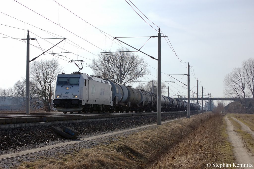 185 562-6 von der BLG Logistics und ITL mit Containerzug zwischen Gro�wudicke und Rathenow in Richtung Rathenow unterwegs. 21.03.2011