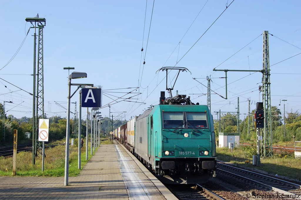 185 577-4 f�r Crossrail AG mit einem Containerzug in Braunschweig. 24.09.2011