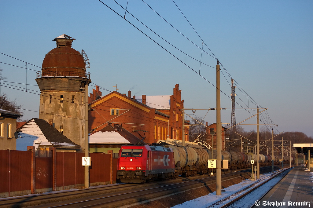 185 606-1 HGK - H�fen and G�terverkehr K�ln AG [HGK 2064] mit einem Kesselzug  Benzin oder Ottokraftstoffe  in Rathenow in Richtung Stendal unterwegs. 04.02.2012
