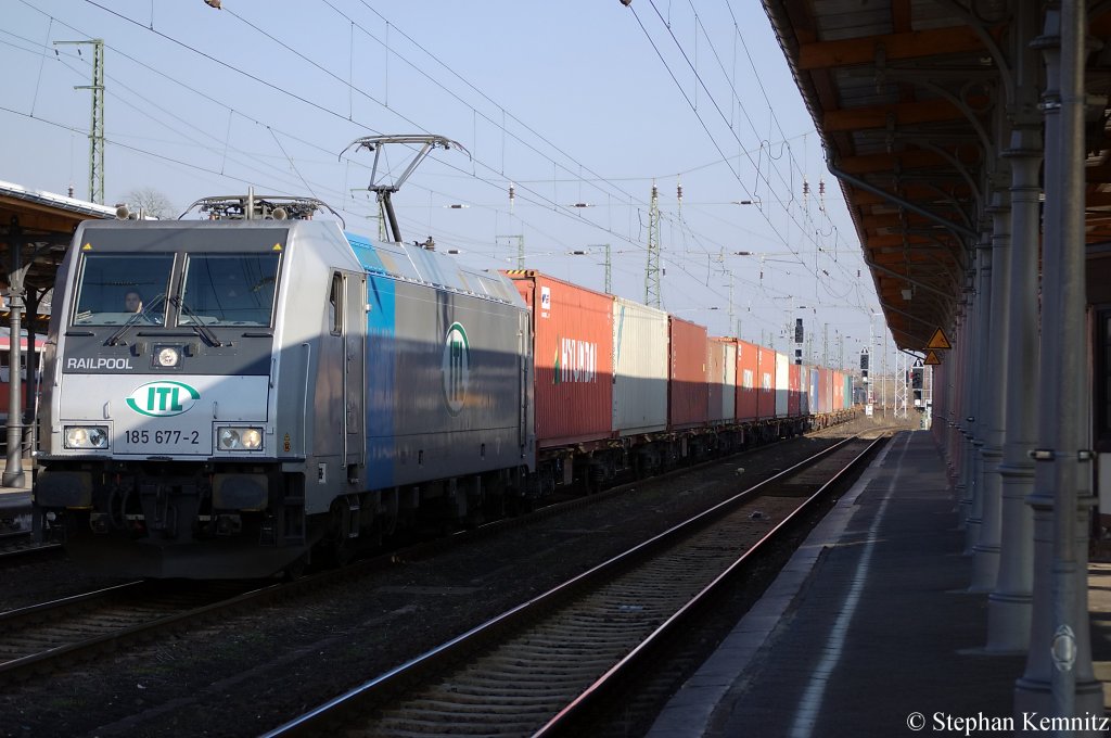 185 677-2 von der Railpool im Dienst fr die ITL mit einem Containerzug in Stendal. 22.02.2011