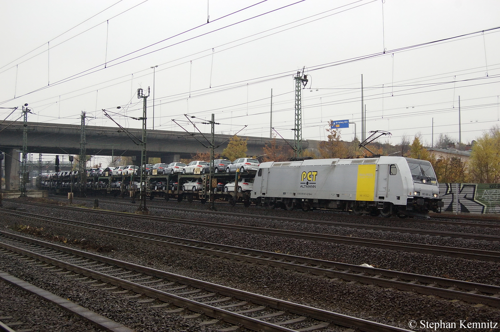 185 681-4 Railpool f�r PCT - Private Car Train GmbH mit einem VW-Autotransportzug durch Hamburg-Harburg gefahren. 10.11.2011