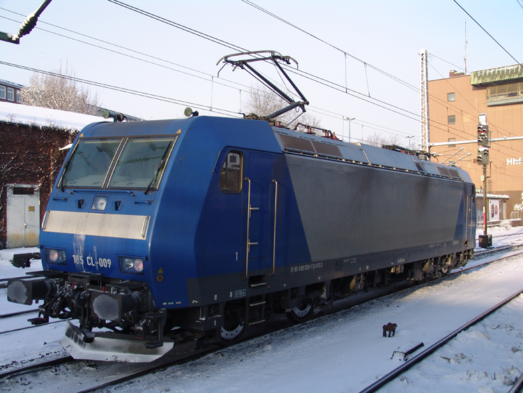 185 CL-009 musste am 18.12.2010 vor dem Hp0 im Bahnhof Hamburg-Harburg halten.