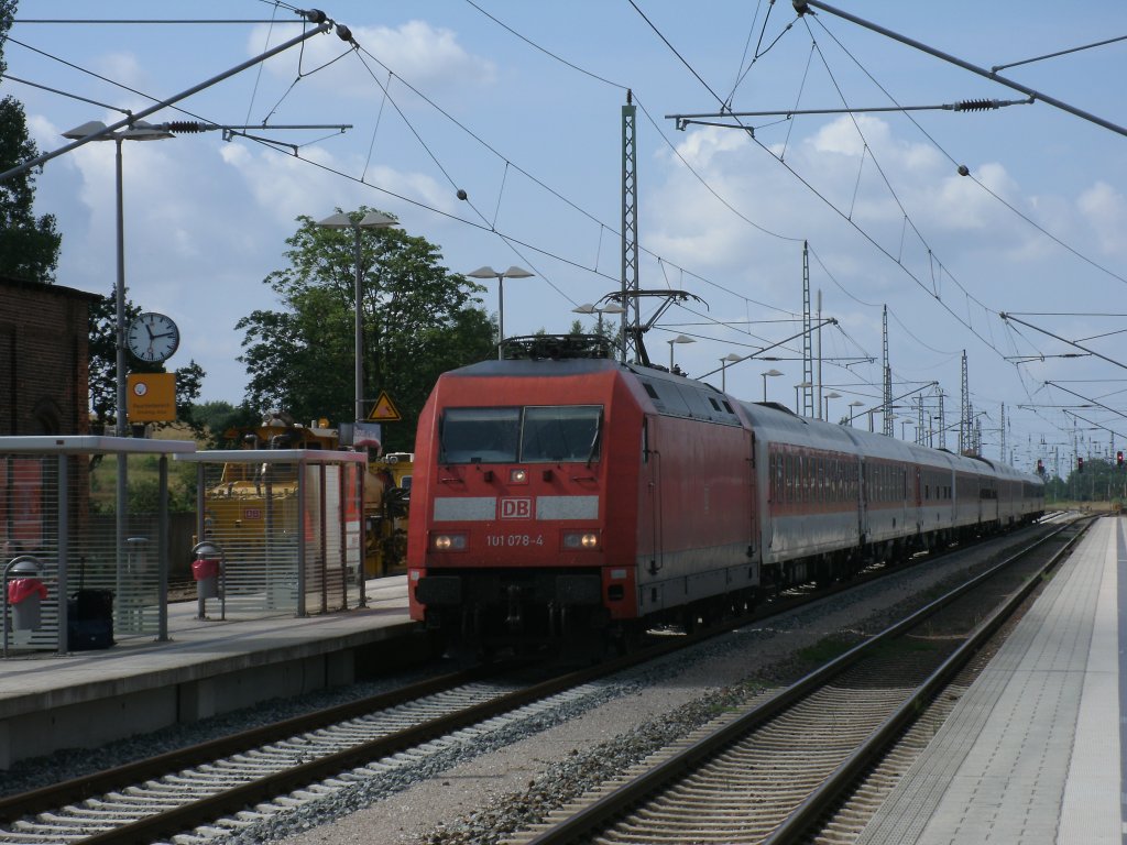 20 Minuten l�nger waren die Reisenden mit dem Nachtzug aus Z�rich am 04.August 2012 unterwegs.Hier erreichte Nz gezogen von 101 078-4 den Bahnhof Bergen/R�gen und fuhr weiter nach Binz.