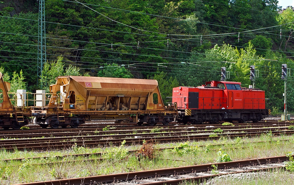 203 115-1 der Eisenbahnbetriebsgesellschaft Mittelrhein GmbH EBM Cargo GmbH, Gummersbach (NVR-Nummer: 92 80 1203 115-1 D-EBM) stellt am 13.05.2012 die leeren Schotter-Kieswagen (Facns 141) wieder in Betzdorf/Sieg ab. Die V 100.1 wurde 1972 bei LEW  (VEB Lokomotivbau Elektrotechnische Werke „Hans Beimler“ , Hennigsdorf) unter der Fabriknummer 13489  gebaut und als 110 450-4 an die DR ausgeliefert. 1984 erfolte der Umbau in 112 450-2, die Umzeichnung in 202 450-3 erfolgte 1992, die Ausmusterung bei der DB erfolgte 1998. Im Jahre 2002 erfolte durch ALSTOM Lokomotiven Service GmbH, Stendal der Umbau gem Umbaukonzept  BR 203.1  in die heutige 203 115-1, die Inbetriebnahme war im Jahr 2005.